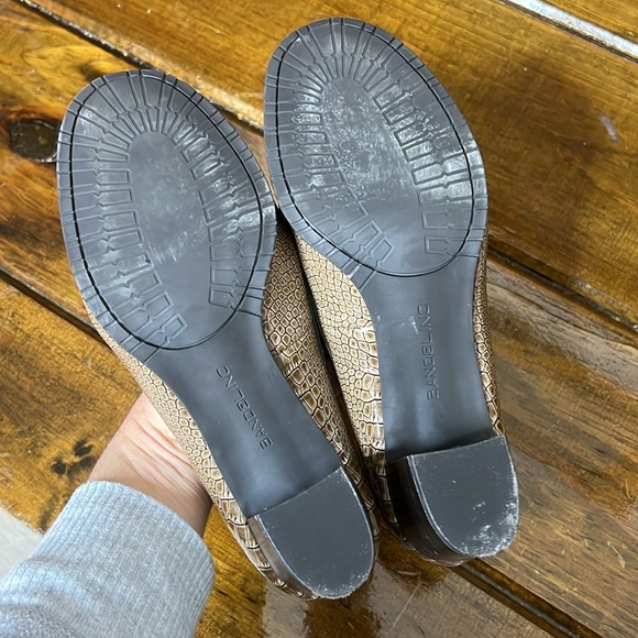 Bandolino Tan Croc Heels w/ Gold Embellishment- 7 - Picture 6 of 6